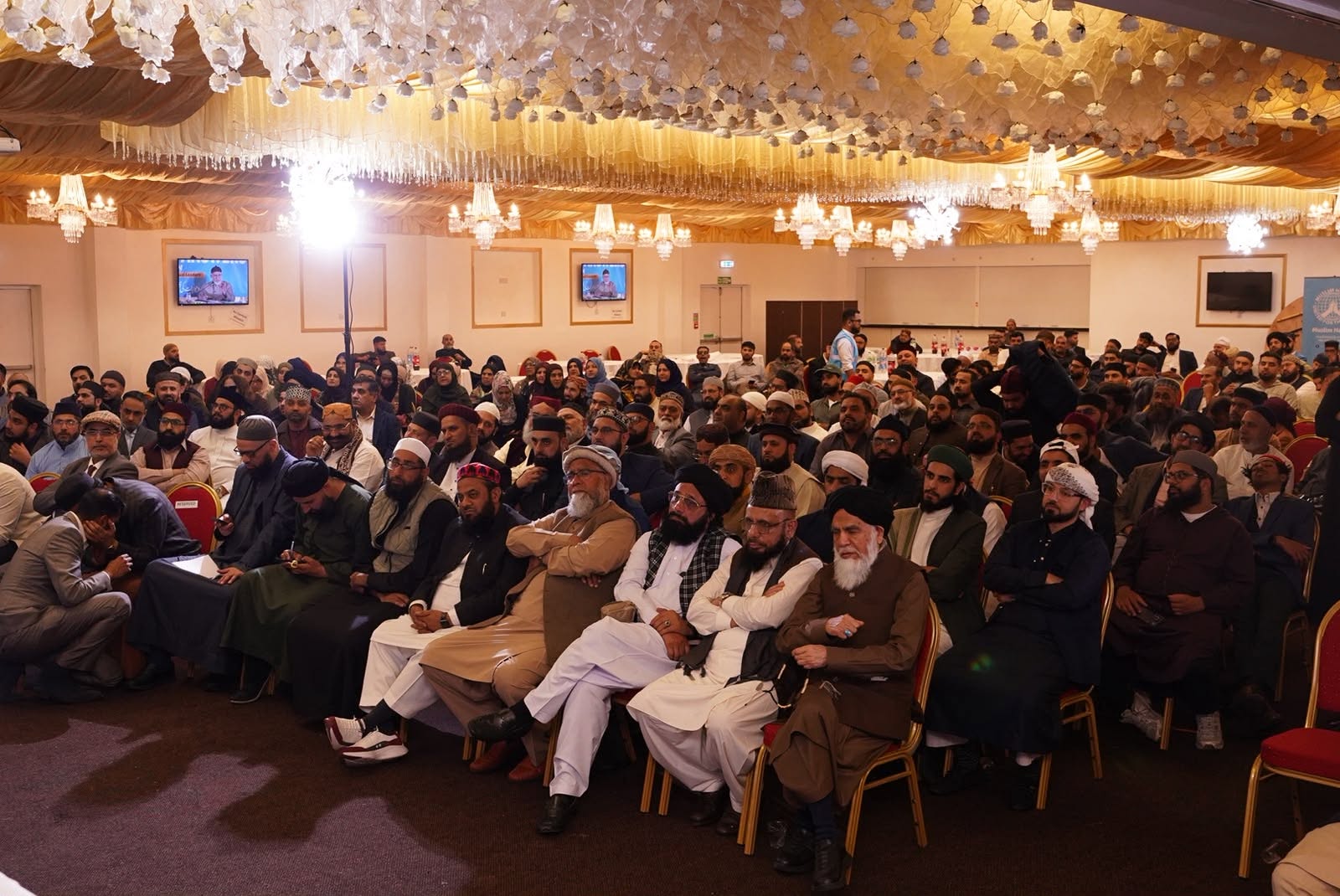 Scholars' Q&A Session with Shaykh-ul-Islam in Nottingham, image 11