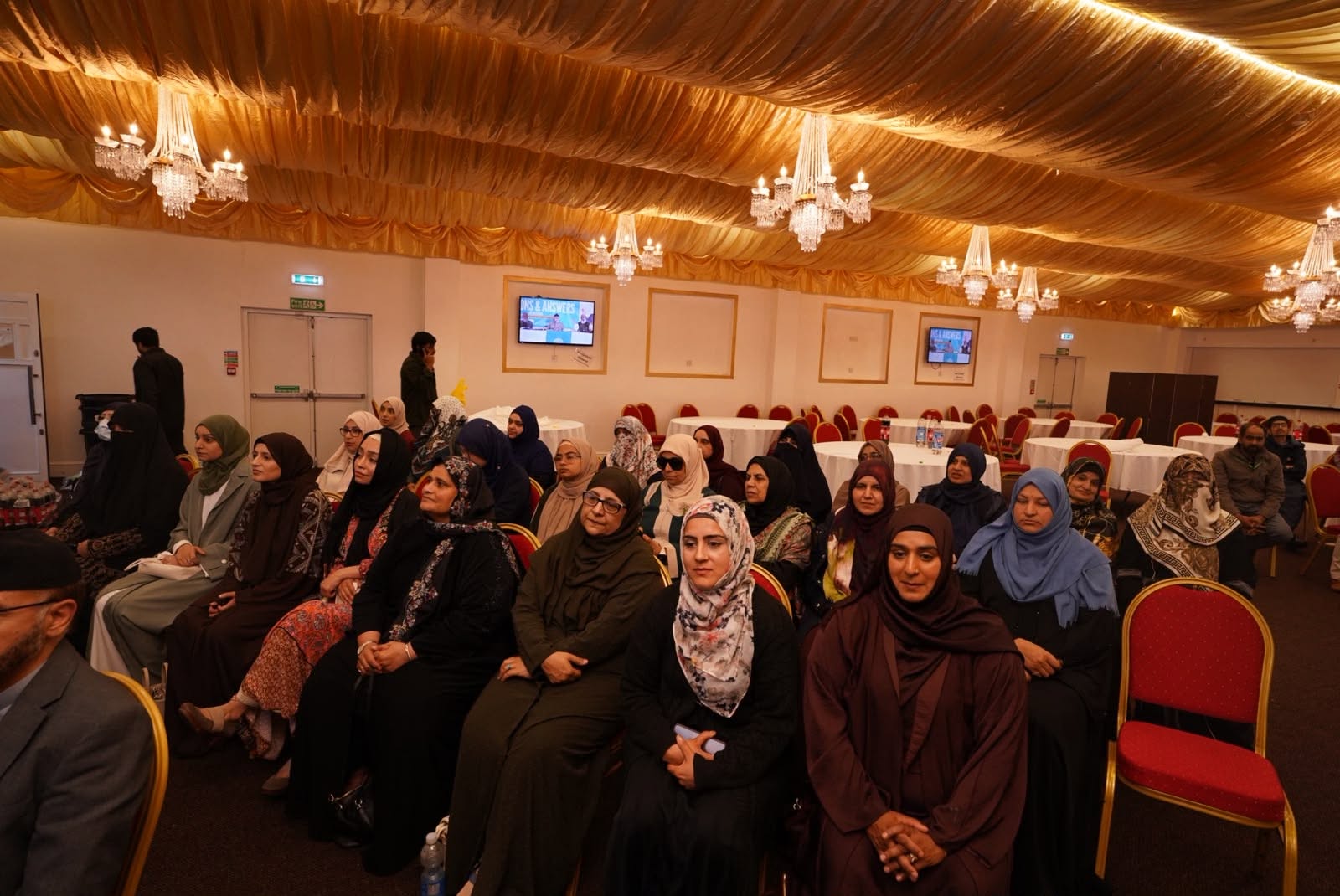 Scholars' Q&A Session with Shaykh-ul-Islam in Nottingham, image 22
