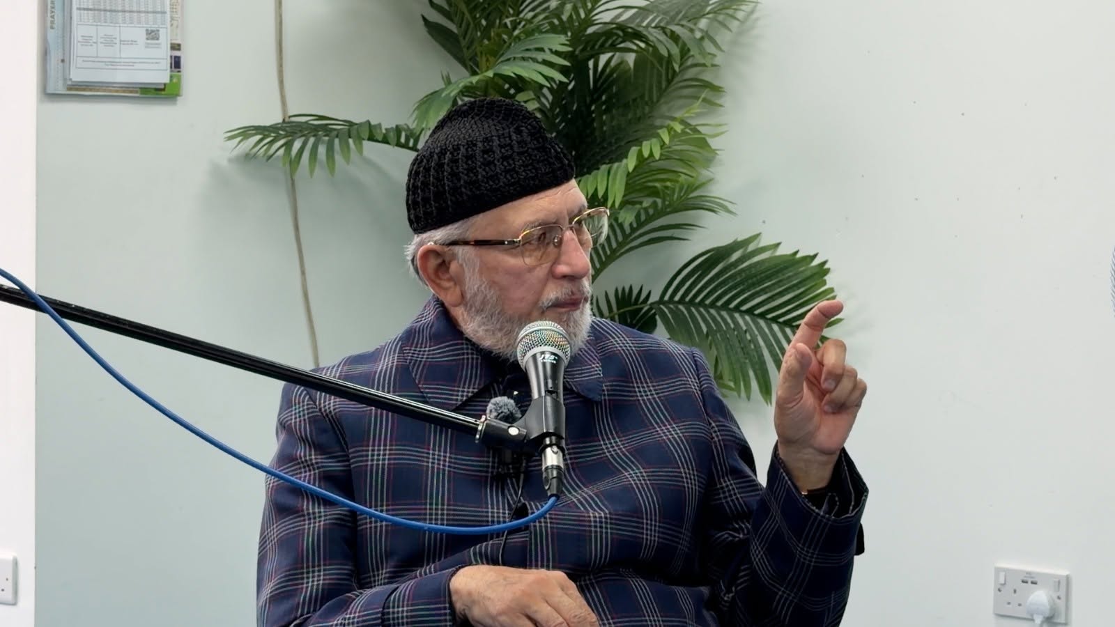 Overflowing Jumma at MQI Manchester: Shaykh-ul-Islam on Urdu and access to Islamic knowledge, image 1