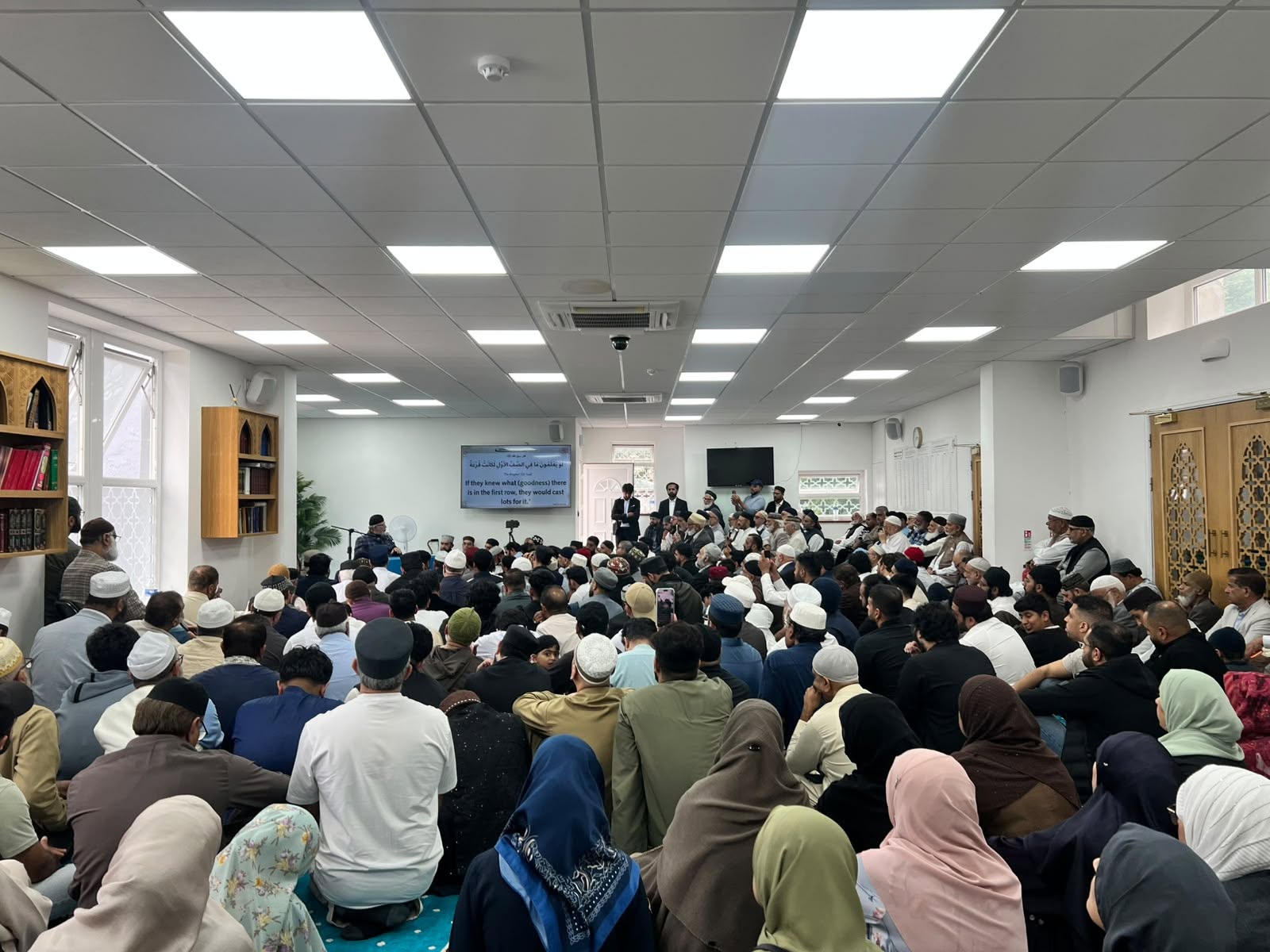 Overflowing Jumma at MQI Manchester: Shaykh-ul-Islam on Urdu and access to Islamic knowledge, image 2