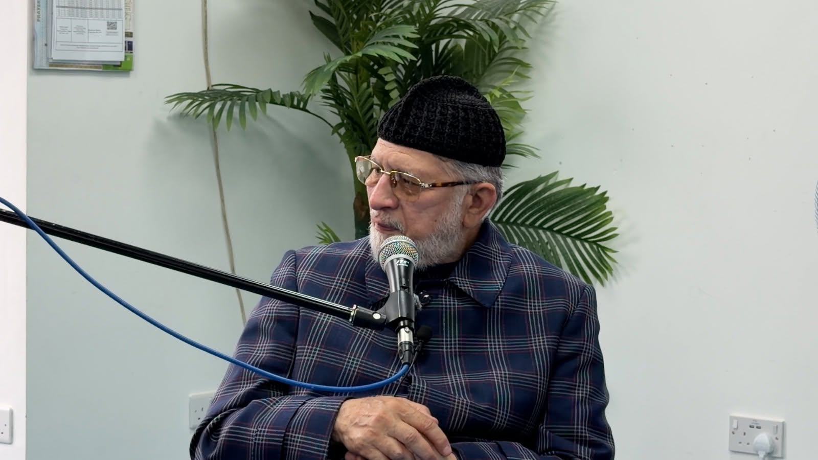 Overflowing Jumma at MQI Manchester: Shaykh-ul-Islam on Urdu and access to Islamic knowledge, image 3