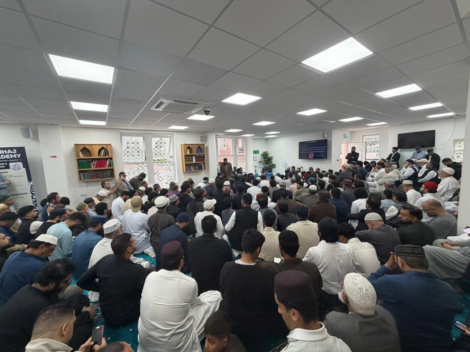 Overflowing Jumma at MQI Manchester: Shaykh-ul-Islam on Urdu and access to Islamic knowledge, image 5