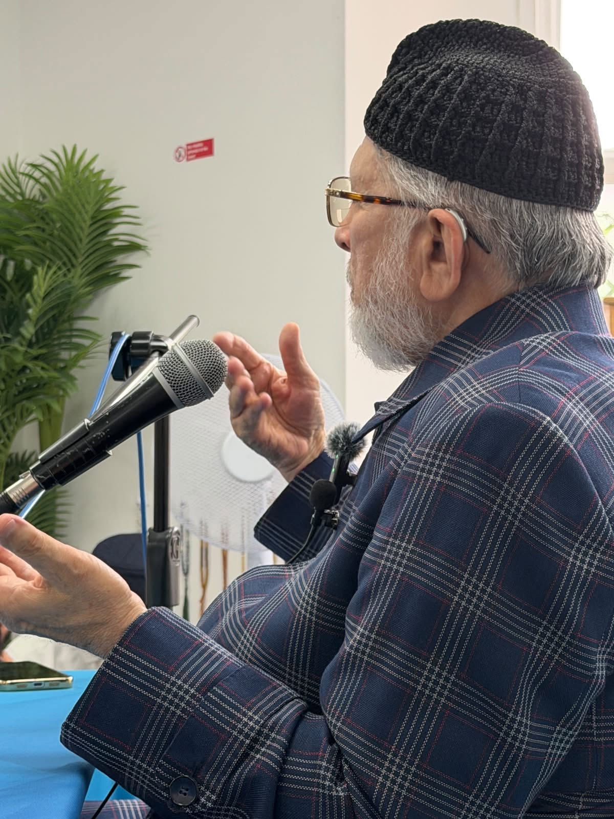 Overflowing Jumma at MQI Manchester: Shaykh-ul-Islam on Urdu and access to Islamic knowledge, image 9